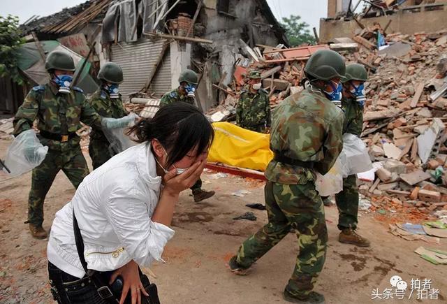 汶川地震十周年回望:每一张现场照片背后,都有一个悲伤的故事