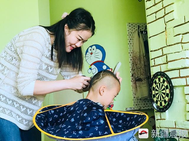 七岁小奥特曼飞机（桃心飞机奥特曼 巧手妈妈给儿子剪个性发型月月不重样）