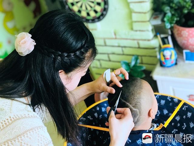 桃心飞机奥特曼 巧手妈妈给儿子剪个性发型月月不重样!