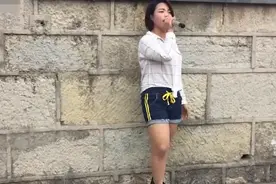 马路上杨柳絮乱飞，妹子灵机一动改编歌在飞之《杨絮飞》太有才了图片
