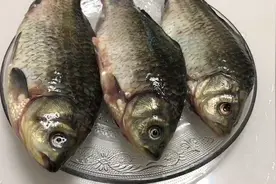 血糖高的人吃2种鱼虾会加重糖尿病，诱发并发症，看清楚别再吃了