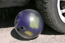 减压实验：汽车轮胎能顺利从保龄球上压过去吗？视频封面