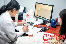 病房里的妈妈：为孩子无私付出 爱让她们更伟大图片