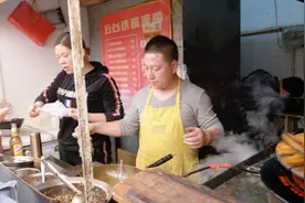山西特色五台铁锅焖面，一大锅还不到10块钱，两人吃不完，真便宜