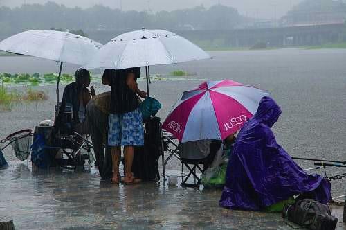 详解暴雨对钓鱼的影响，暴雨事后挑选什么样的水域钓鱼好
