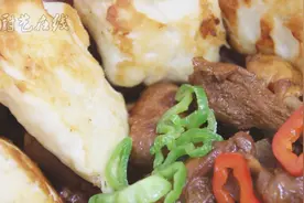 徐州地锅鸡的家常做法，就是红烧鸡锅边贴点面饼，不会做的看过来