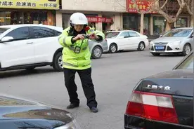 发生交通事故，产生的拖车费停车费谁来承担？车主可别再花冤枉钱视频封面