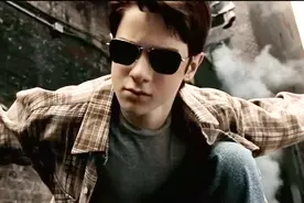 7岁小孩失明后得到了超能力，轻松打败一群罪犯，开始为所欲为！