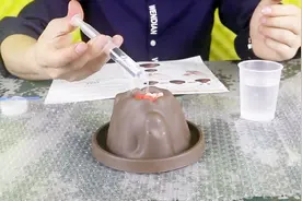 拆箱试玩“火山爆发”实验，把水注射进火山口之后……视频封面