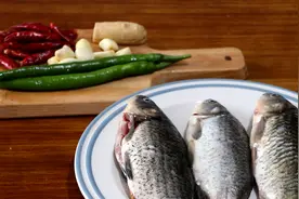 鲫鱼刺太小太多怎么办？试试这种做法，鱼刺酥烂，比鱼肉还好吃