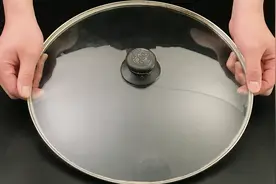锅盖油污太脏不用怕，不用一滴水和洗涤剂，用它一抹就能去除油垢
