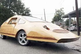 国外牛人用木头制作汽车，还能合法上路！最高时速每小时123公里！视频封面