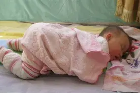 宝宝总是撅着屁股睡觉？是怎么回事？儿科医生的答案很温馨！视频封面