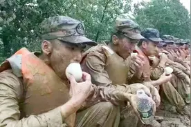中国特种兵的吃饭速度有多快？喝个水的时间他们就把饭吃了！