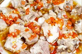 教你一道剁椒排骨的做法，汤汁都不浪费，就着米饭，三碗都吃不够