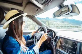 大众CC高速行驶时，天窗突然自动爆裂，车主当时就傻了视频封面