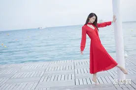 苗苗戛纳海边拍红裙写真 随风起舞文艺十足图片