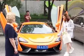 繁华闹市区，妹子驾驶迈凯伦惊鸿驶过，引得众多路人侧目，驻足视频封面