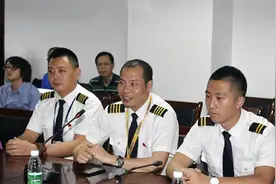 「独家」川航上演生死备降：机组人员首次亮相 副驾驶伤情稳定视频封面