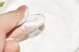 才知道爽身粉作用这么大，简单教你一招，每家每户都能用到视频封面