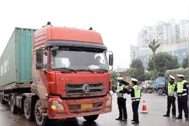 货车又出新规，超重标准下调，超重一吨罚款500最高三万元！视频封面