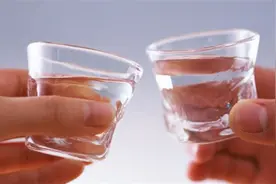 坚持一个月每天喝一杯白酒，到底有什么伤害？答案你万万没想到视频封面