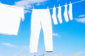 衣服不小心染色不要急，水里加点不值钱的它，帮你轻松解决