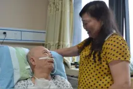 感动！丈夫突发脑溢血瘫痪在床，妻子不离不弃照顾多年图片