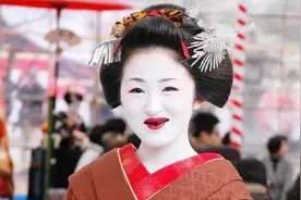 中国裹小脚、欧洲束腰，日本装扮诡异奇葩，畸形审美为何如此恐怖视频封面