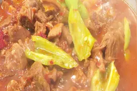 香辣炖羊肉的家常做法，又香又辣，真的很好吃——老齐美食视频视频封面