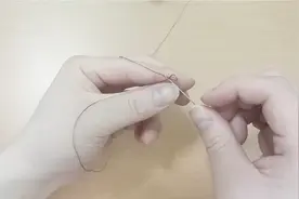 穿针引线嫌针孔太小？教你一招，再小的针孔，3秒就能穿进去