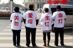 交警放大招了！最新的2018闯黄灯处罚规定，就算再忙也要看哦！视频封面