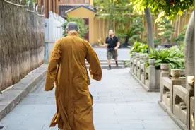 和尚头顶的戒疤的数量为什么不一样呢？万万没想到