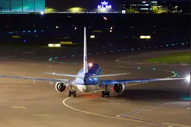 模拟飞行：夜景降落时，原来飞机的轮子是这样工作的