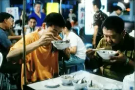 范伟和儿子吃北京卤煮火烧外加烤肉串，看得我直流口水！视频封面