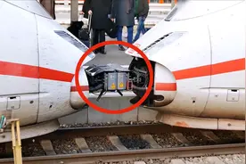 高铁在行驶前，两车厢连接处是如何工作的？一般人看不懂视频封面