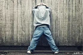 越是穷人家的孩子越溺爱，铁窗里哭泣的他就是活生生的例子图片