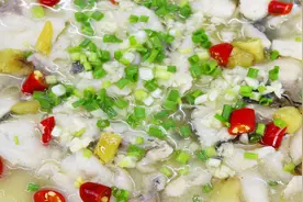 酒店最赚钱的酸菜鱼怎么做？今天川菜大厨来揭秘，3分钟就能学会