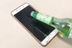 把花露水滴在手机屏幕上竟有如此效果，半个月都不用擦手机了视频封面