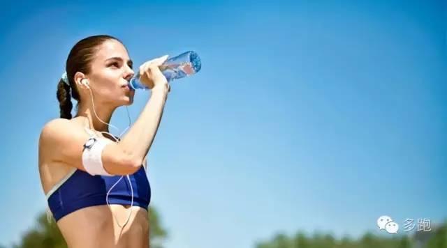 夏季跑步，你该喝多少水？︱运动知识