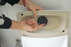 马桶水箱抽水无力怎么办？教你一个简单方法，马桶瞬间畅通无阻！视频封面