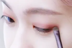 教你画好眼妆，使眼睛看上去更加有神而且显大，新手必备！