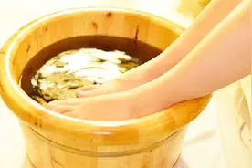 洗脚水里放两勺白醋，还有这么惊喜的好处，赶快看看吧