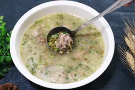 排骨汤怎么做才好吃？大厨教你一道“绿豆排骨汤”非常适合夏季吃