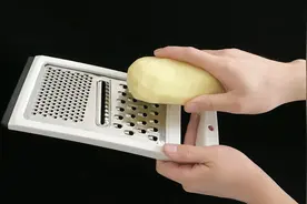 别再被刨丝器刮伤手了！用一根筷子教你巧预防，好多人还不知道