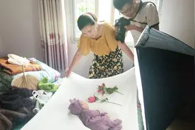宝宝拍满月照，这姿势摆得也太销魂了，把摄影师都差点萌翻了视频封面