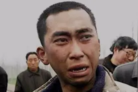 夫妻两地分居，男人夜里想老婆，自唱一首歌，居然火了！太感人视频封面