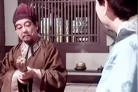 杨修取《孟德新书》给张松看，不料张松却说曹抄袭窃取