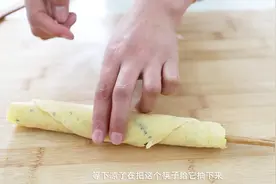 4个鸡蛋，1勺白糖，一碗面粉，教你做好吃的鸡蛋卷，做法简单易学