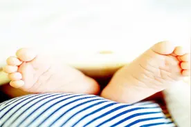 三分钟英语短语课堂：cold feet,不是脚凉！不是脚凉！是……视频封面